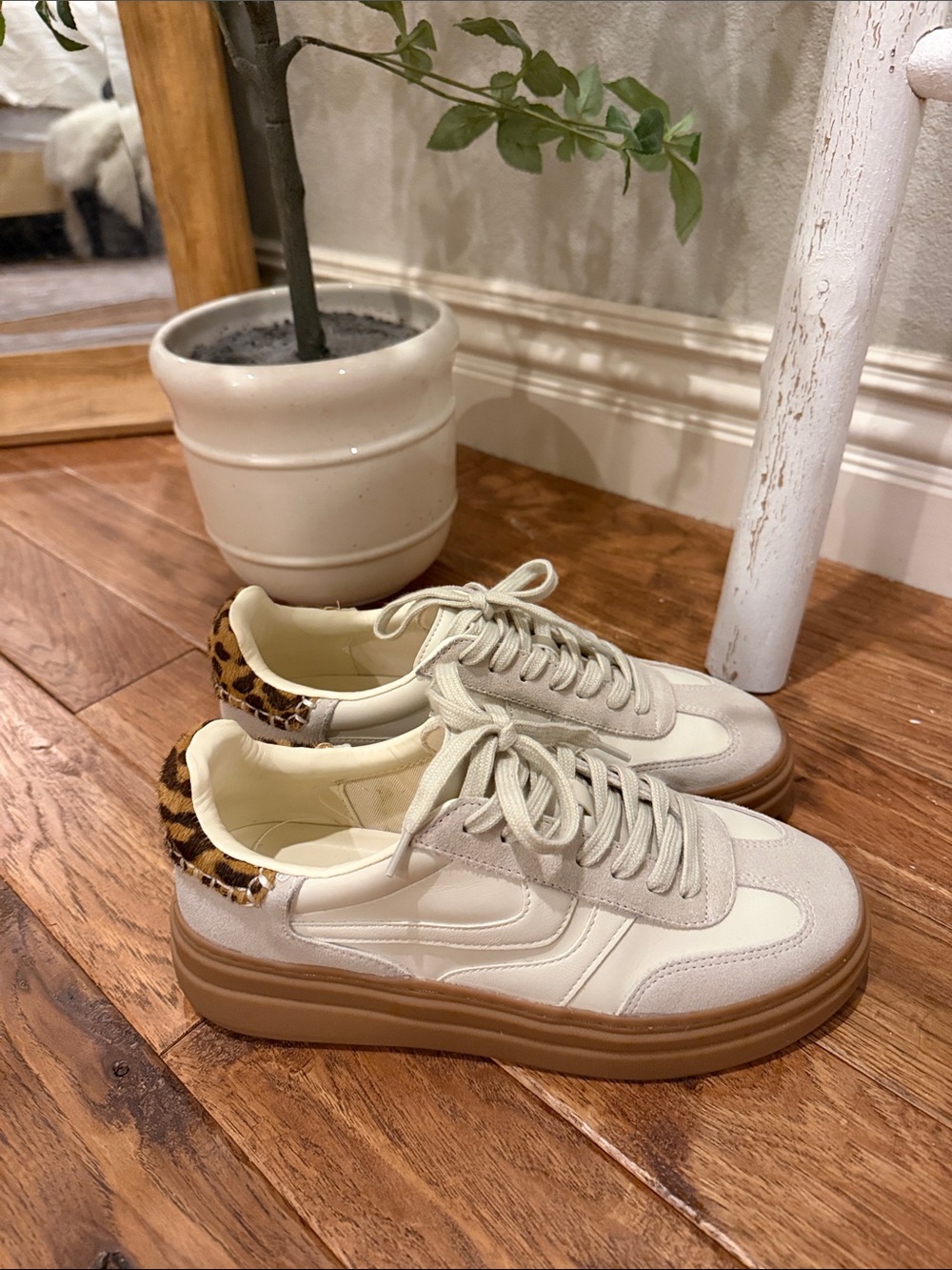 Steve Madden Women’s 8.5 platform Sneakers with Leopard (cow hair) Heel Accent